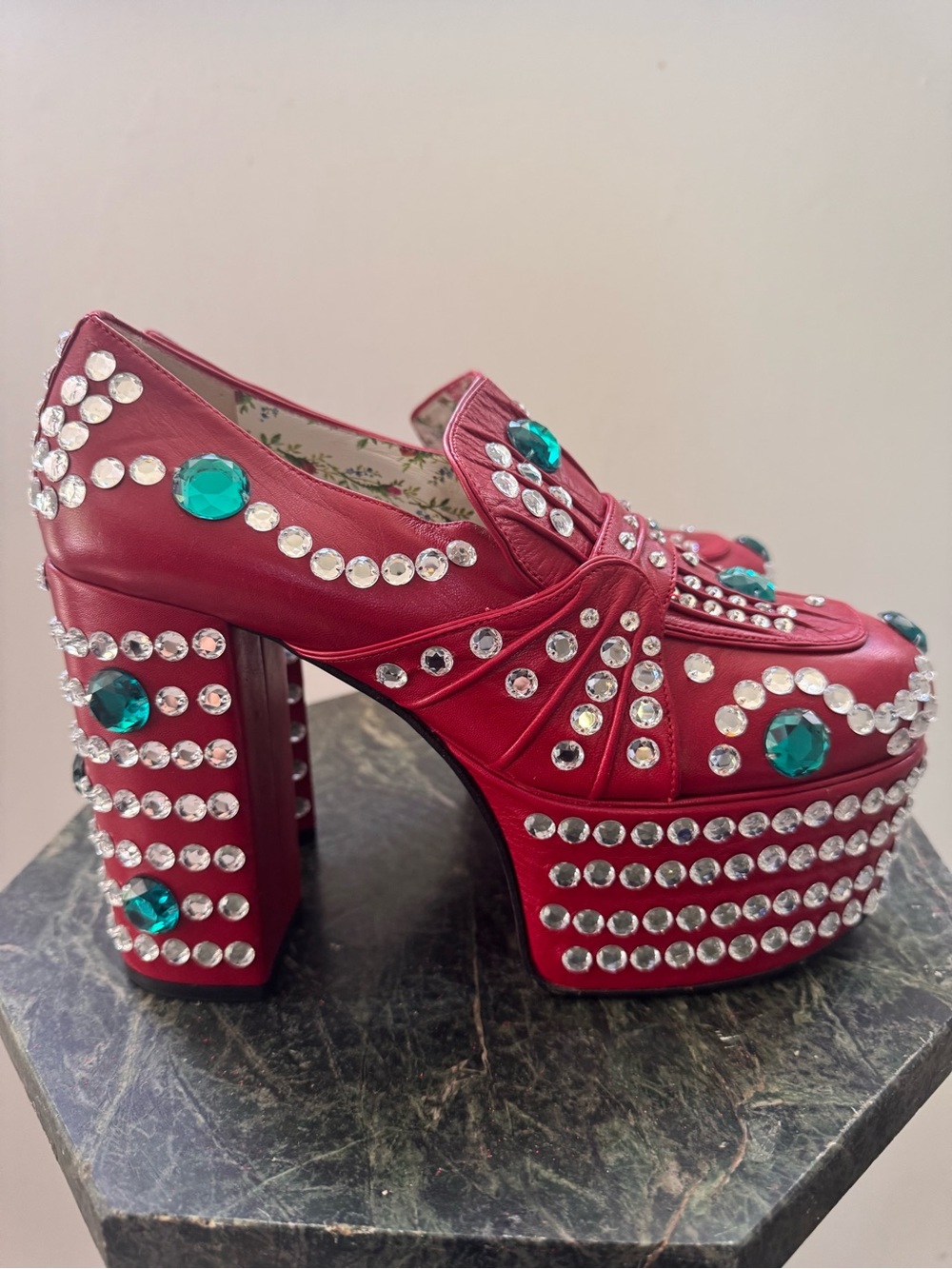 Gucci Red Platform shoes with Emerald Accents - Picture 4 of 8